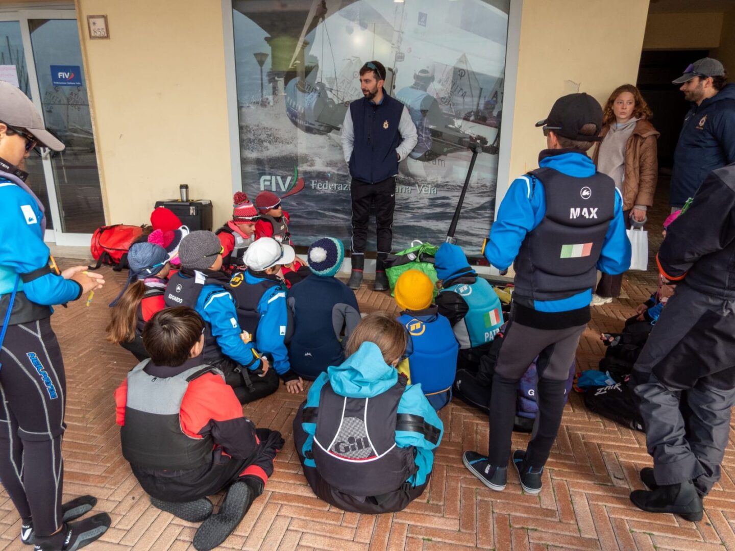Istruttore FIV durante il briefing con i ragazzi della scuola vela